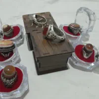 انگشتر و گوشی و سنگ و تسبیح