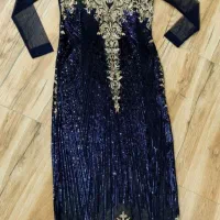 تعدادی لباس نو و مجلسی|لباس|میانه, |دیوار