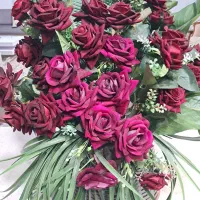 سبد گل در حد نو و یک سبد با گل رز قرمز مصنوعی