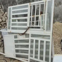 در حال پذیرایی و پنجره