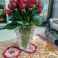 گلدان کریستالی و گل رز|گل مصنوعی|قم, آزادگان|دیوار