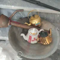 تلمبه نفتی و تابه همراه سه پایه مناسب باغ و قوری
