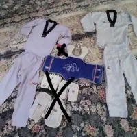 دو دست لباس تکواندو و هوگو