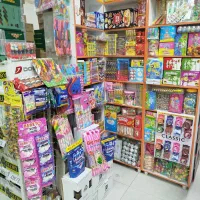 فروشنده و صندوق دار خانم