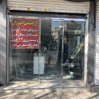 در شیشه ای با قاب استیل براق