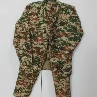 یک دست لباس بسیجی یا ارتشی