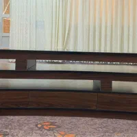 میز تلویزیون و یک عدد تخت خواب نوجوان