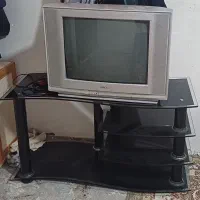 تلویزیون و میز در حد نوع کاملاً سالم