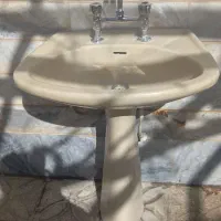 روشویی چینی کرم رنگ با شیر و خرطومی وشلنگ اتصالات