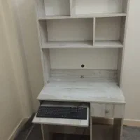 میز کامپیوتر  و کتابخانه