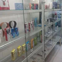 ویترین مغازه فلزی محکم با قفسه های شیشه ایی