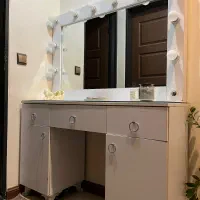میزآرایش و آینه‌ی لایت دار