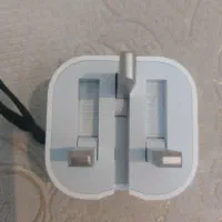 شارژر اصلی آیفون ۲۰ وات در حد قاب آیفون ۱۵ و ۱۴