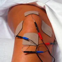 فیزیوتراپی در منزل بیمار/ + کاردرمانی