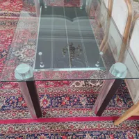 میز غذا خوری در حد نو اما صندلی ندارد