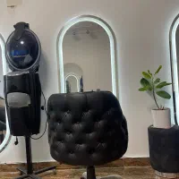 به یک ناخنکاردرسالن زیبایی به صورت اجاره ماهانه