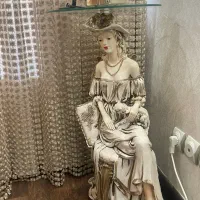 مجسمه و میز تلفن