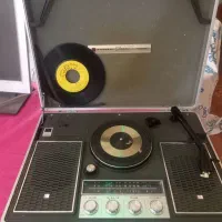 گرامافون + رادیو  گردشی کلکسیونی بسیار قدیمی|کلکسیون اشیاء عتیقه|گلپایگان, |دیوار