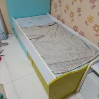 تخت با تشک. کمد و یه کمد ویترینی