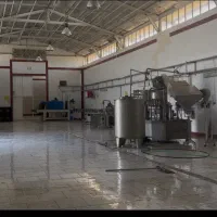 کارگر ساده در کارخانه
