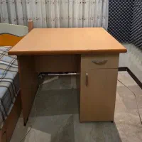 میز تحریر تمیز و سالم