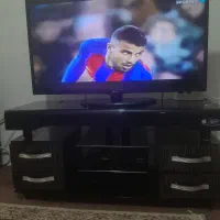 میز تلویزیون شیشه ای درحد نو.