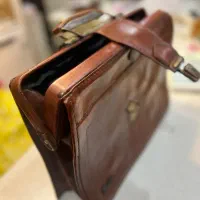 کیف‌ چرم‌قدیمی‌کلکسیونی کلاسیک|کلکسیون اشیاء عتیقه|اندیشه, اندیشه فاز ۴|دیوار