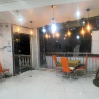 نیازمند نیروی خانم خوش انرژی در آشپزخانه فست فود