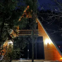 کلبه سوئیسی در لب رودخانه