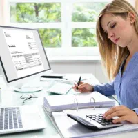 صندوق دار خانم بستنی فروشی