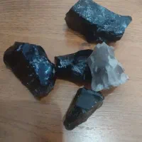سنگ قیمتی آتشفشانی (آبسیدین)