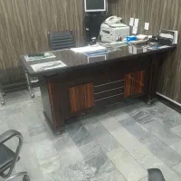 میز اداری و تعدادی صندلی اداری