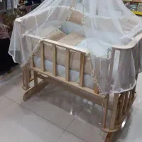 تخت کودک کنار مادر فرشته