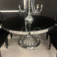 میز همراه با شیشه دودی
