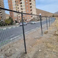 فنس کشی باغ و زمین دور مزرعه خورشیدی