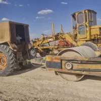 راننده تراکتور و غلطک کششی