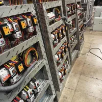 برقکار صنعتی و تابلو برق plc و کنتاکتوری و ساختمان