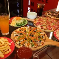 تعدادی نیرو خانم و آقا در رستوران سیسیز پیتزا