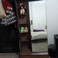 یک کمد کشو دار  رنگ قهوه ای  گردویی