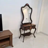 اینه وکنسول کنار سالنی