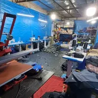 کارگر ساده یا دستیار چرخکار در کارگاه خیاطی