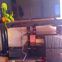 یک میز تلوزیون