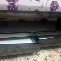 میز تلویزیون قابل تنظیم در حد نو بدون رنگ پریدگی