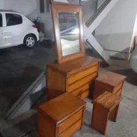 تخت خواب دو نفره با میز آینه و دوتا میز عسلی