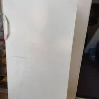 یک عدد یخچال خانگی قدیمی