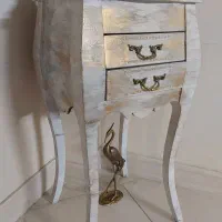 ساعت و میز چوبی