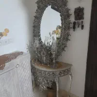 یه عدد اینه کنسول با دو تا شمعدان ویه ساعت