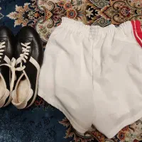 کفش و شورت ورزشی