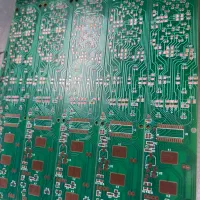 همکار خانم تولید برد الکترونیکی