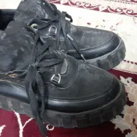 کفش|کیف، کفش، کمربند|میانه, |دیوار